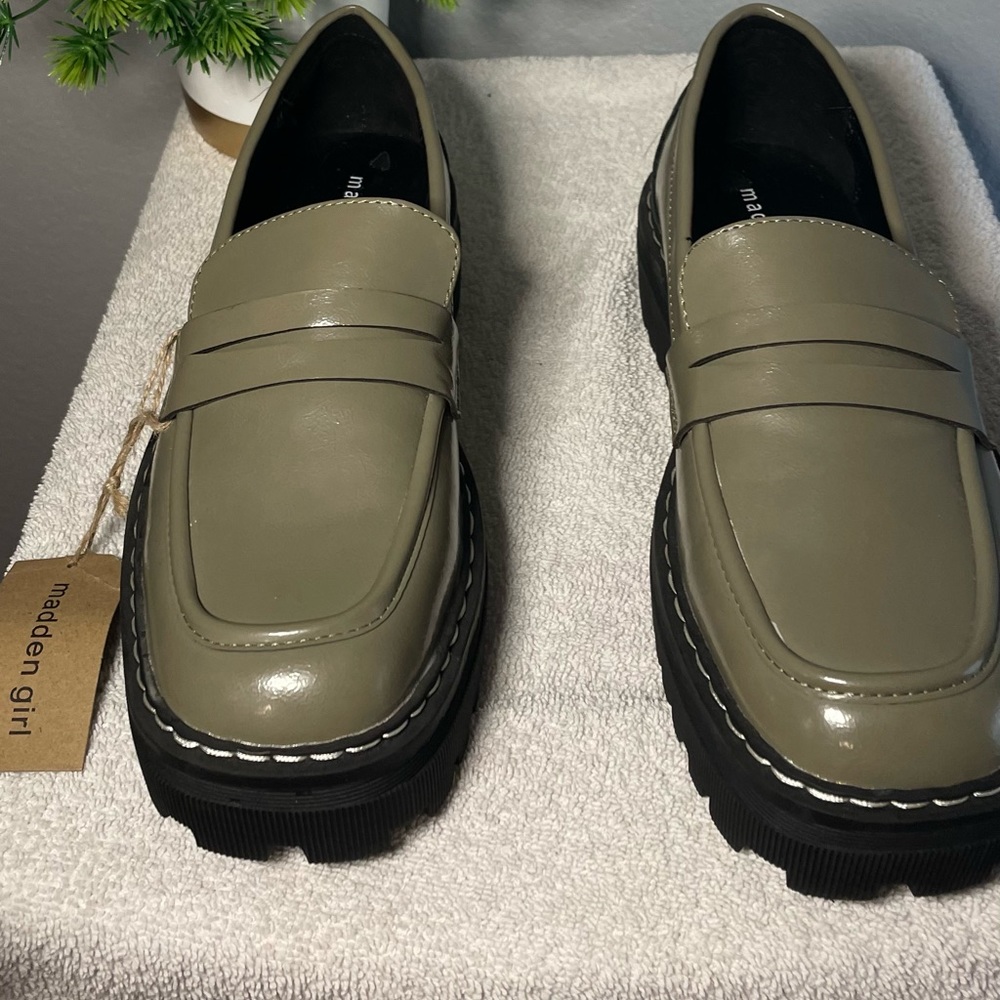 Steve Madden platform Olive green loafers size 9